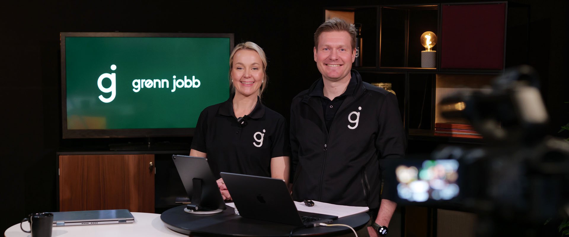 Bilde av to personer i webinar-studio