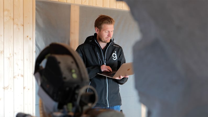 HMS-rådgiver Oddbjørn Hasle-Finstad på kartleggingsrunde hos en av Grønn Jobb sine kunder.