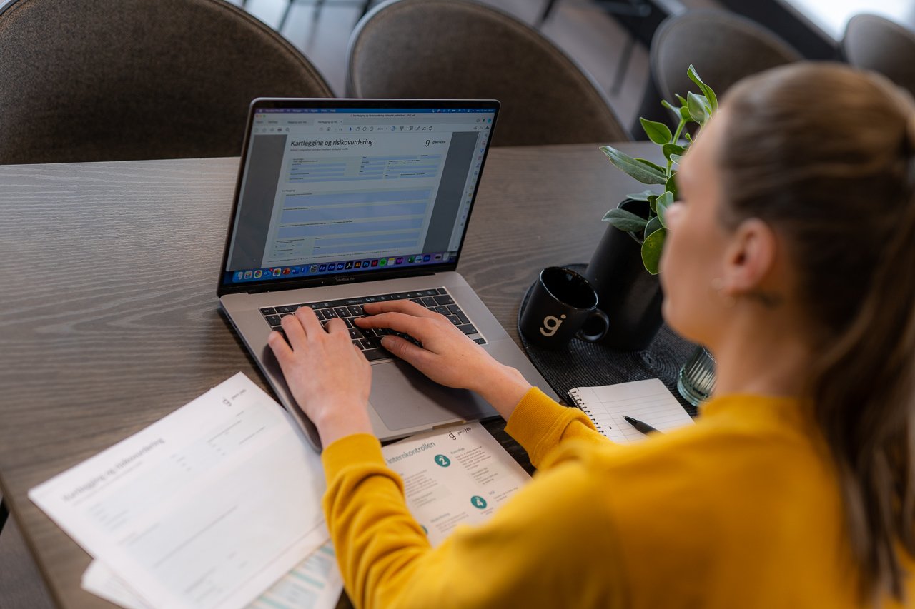 Person fyller ut kartlegging og risikovurderingsskjema digitalt.