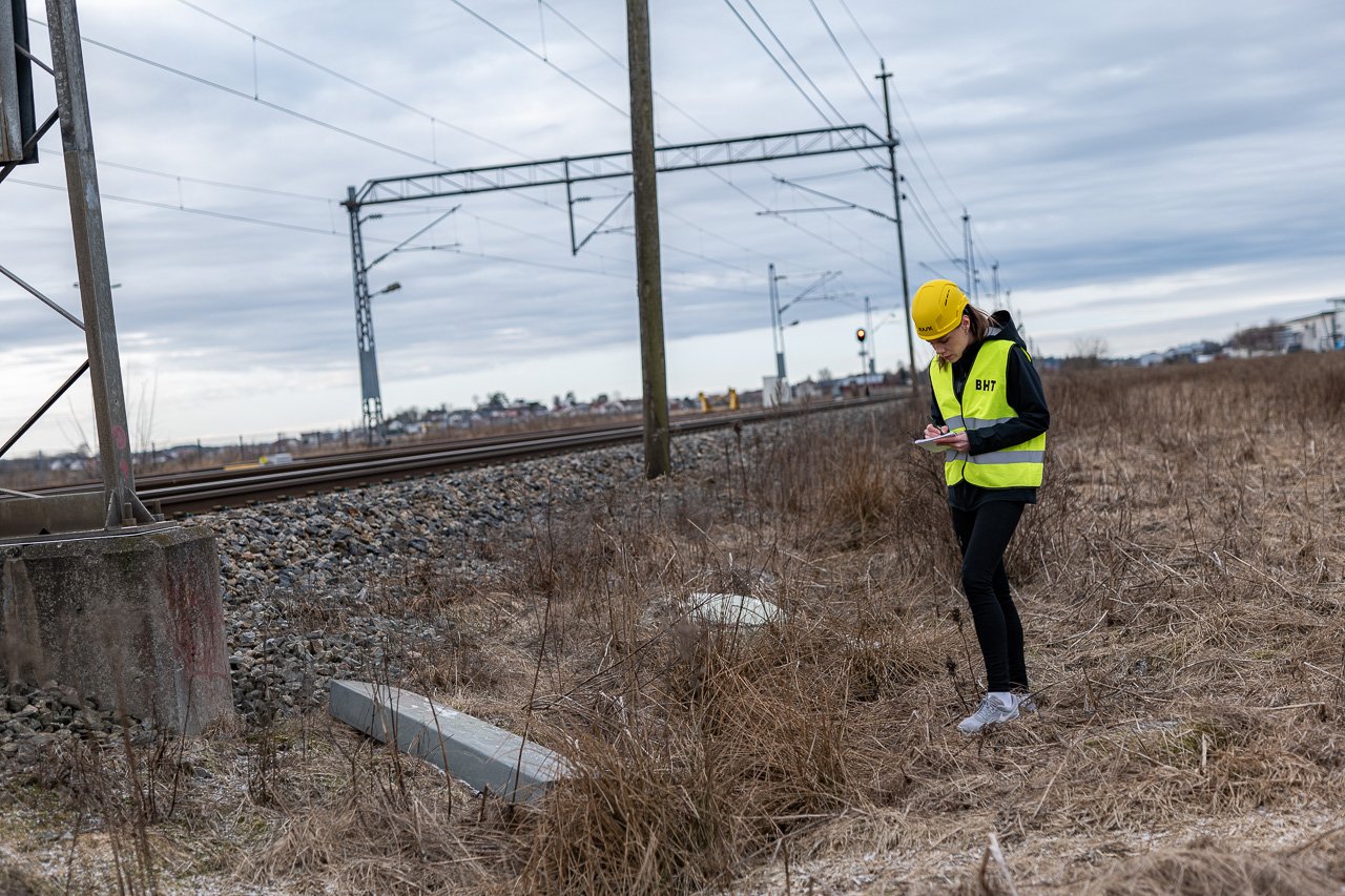 hms-rådgiver gjør risikovurdering ved jernbaneskinner