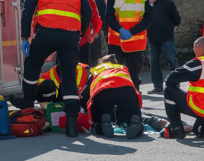 flere-personer-utøver-førstehjelp-på-ulykkesstedet