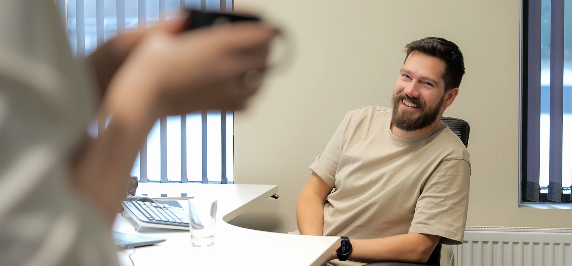 psykososialt-kontoransatt-smil-latter